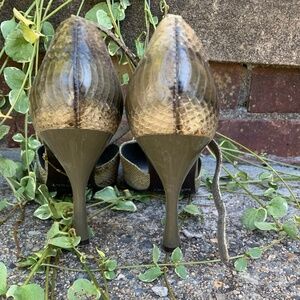 Nine West green snake skin pump